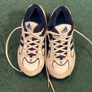 ADIDAS LADIES WHITE LEATHER TENNIS SHOES VGUC SIZE 81/2 TRIMMED IN NAVY BLUE
